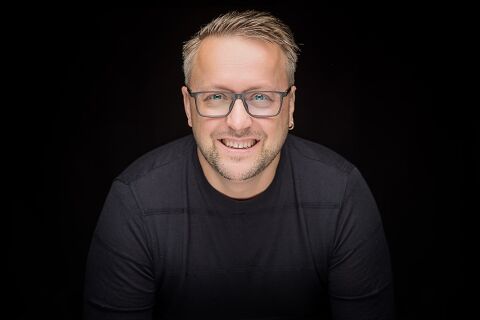 Professionelles Business Portrait mit schwarzem Hintergrund