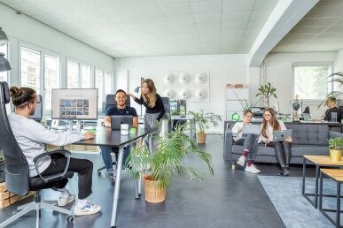 FAQ Businessfotografie und Videografie Winterthur & Zürich – Mitarbeiterportrait für Unternehmen Geschäftsteam in Diskussion